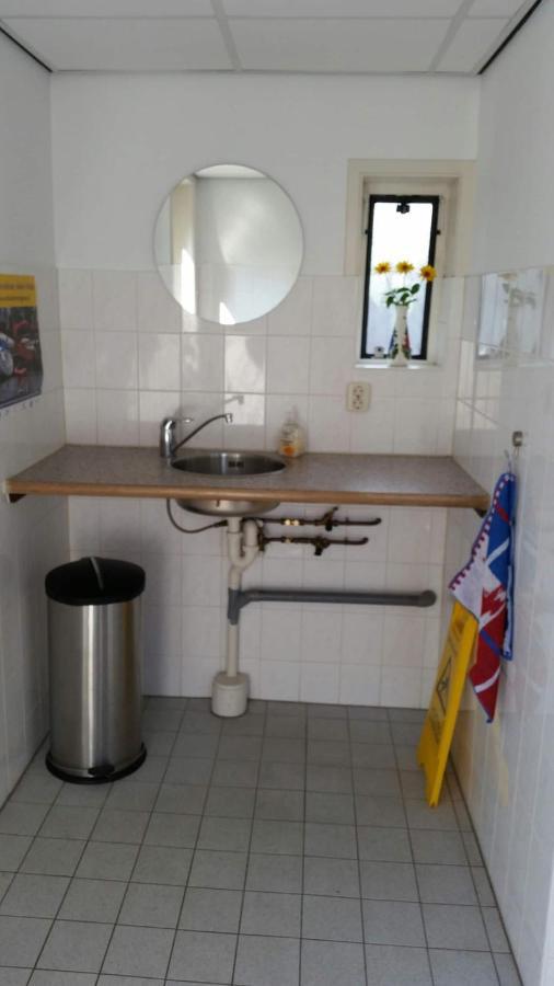 Boat Ella - Kamperen Op Het Water -Niet Om Mee Te Varen -Read Host Profile-Lees Hostprofiel Jutrijp Ngoại thất bức ảnh