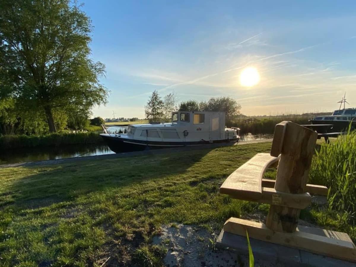 Boat Ella - Kamperen Op Het Water -Niet Om Mee Te Varen -Read Host Profile-Lees Hostprofiel Jutrijp Ngoại thất bức ảnh